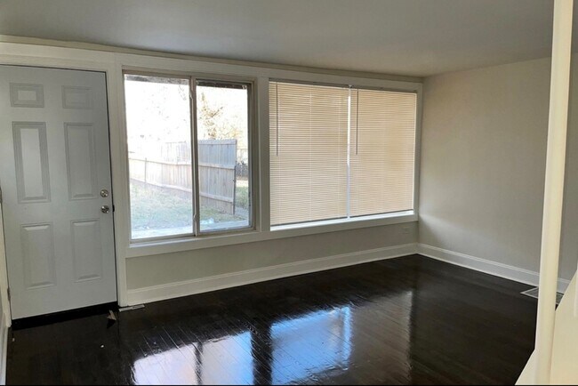 Building Photo - 113 E 37th Pl