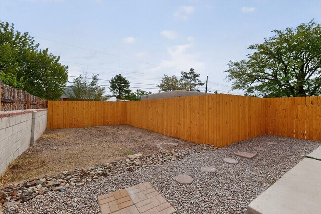 Building Photo - 714-714 Madison St NE