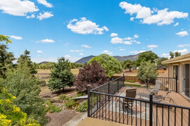 Building Photo - Stunning Doney Park Home
