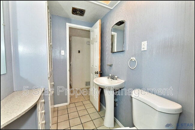 Building Photo - 5613 Creston Ave