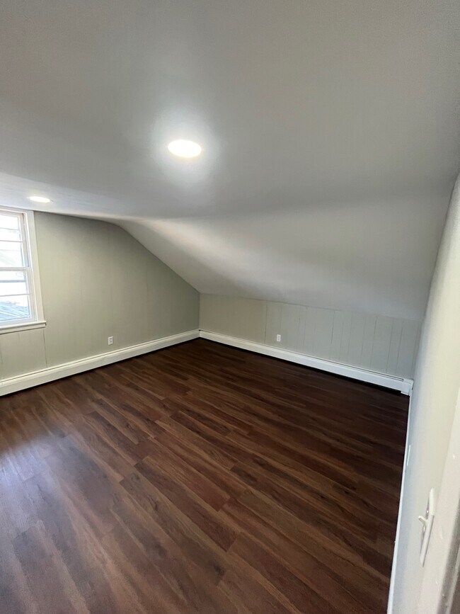 Building Photo - 215 Knight St