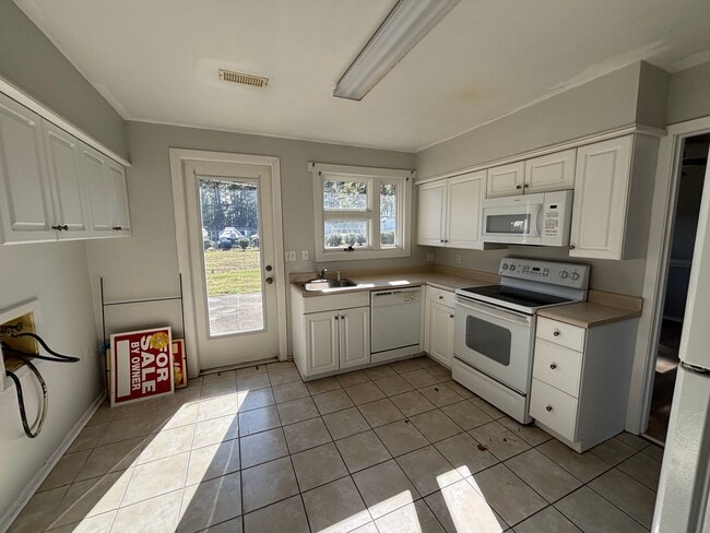 Building Photo - Freshly Updated 3 Bedroom Home