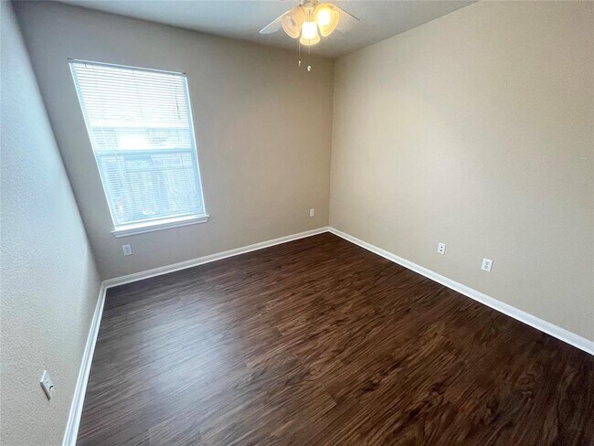 Building Photo - 4423 Meadowside Ln
