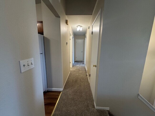 Building Photo - 4-Bedroom Home with 2-Car Garage close to ...