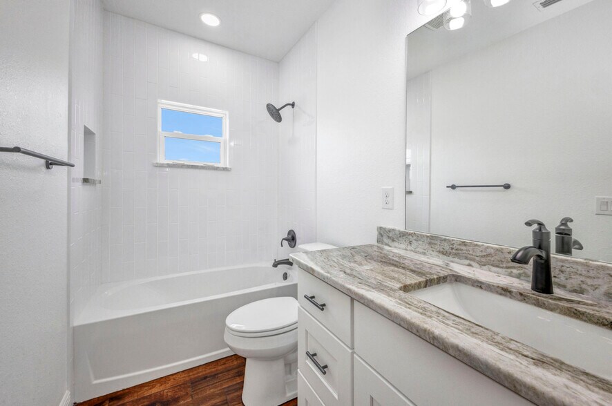 Building Photo - 409 Carmalita St