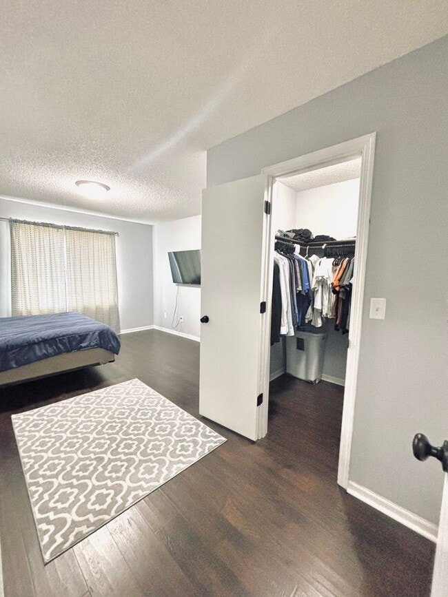 Building Photo - Rare and Beautifully Updated Townhome in a...
