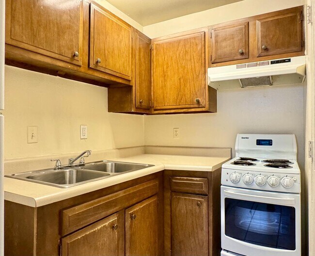 Building Photo - 206 Princeton Dr SE