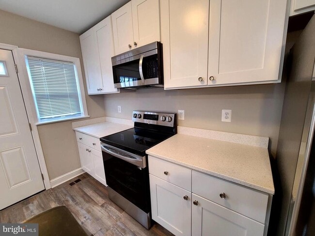 Building Photo - 4715 Dartford Ave