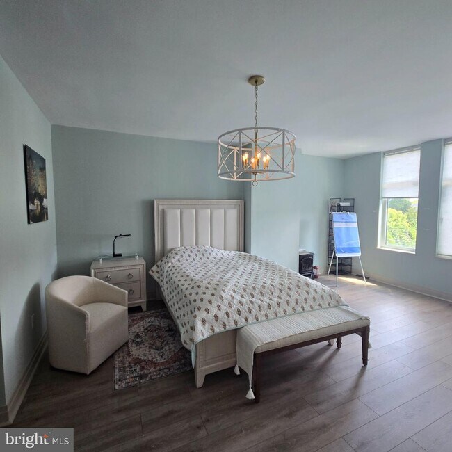 Building Photo - 8220 Crestwood Heights Dr