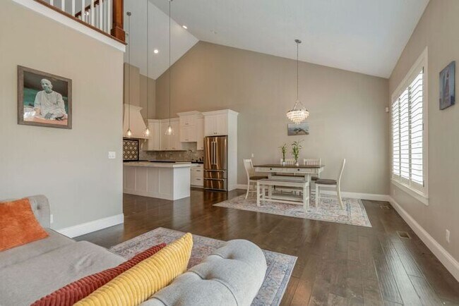 Building Photo - Upmarket Townhouse in Sought After Holladay City