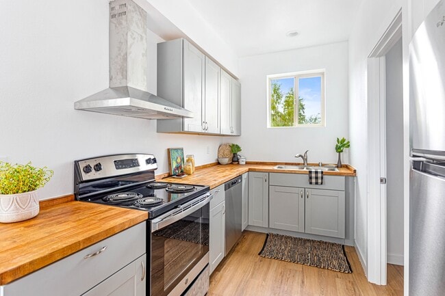 Building Photo - 2023 Salam Lp