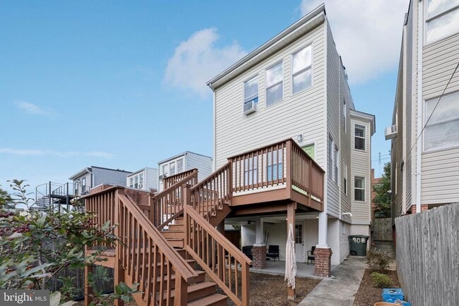 Building Photo - 908 Longfellow St NW