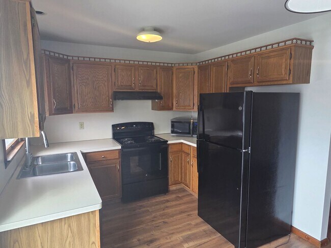 Building Photo - End Unit 2 Bedroom