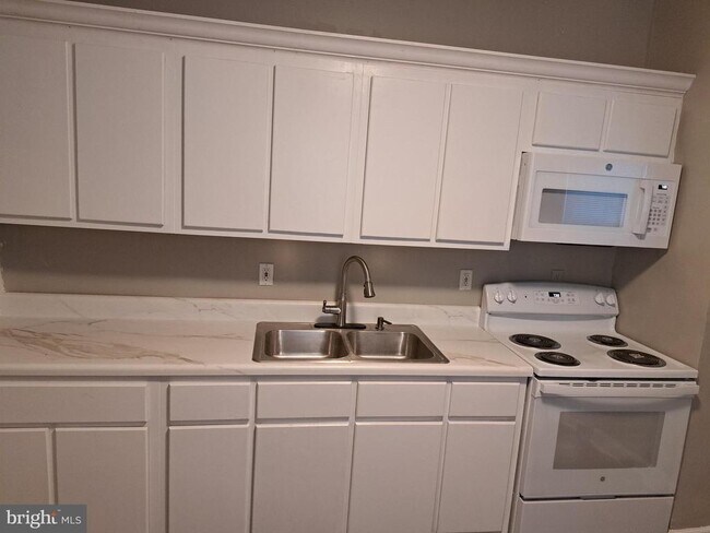 Building Photo - 1204 N 38th St