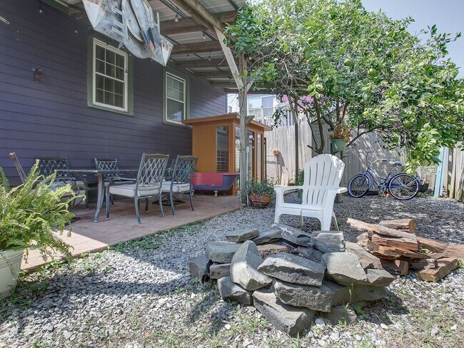 Building Photo - 617 Lyons St