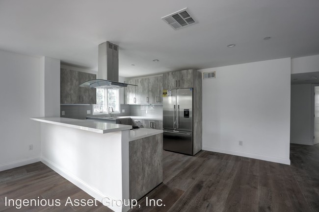 Interior Photo - 1105-1109 Alta Loma Rd