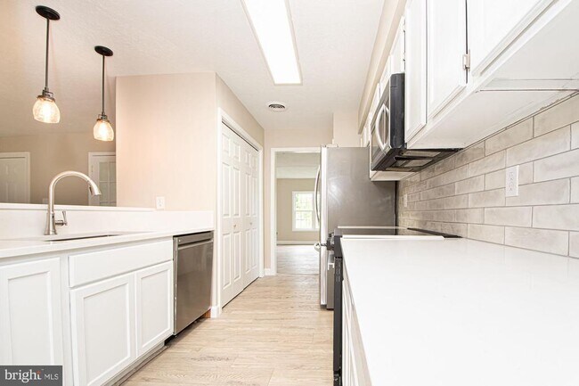 Building Photo - 25992 Old Valley Pike