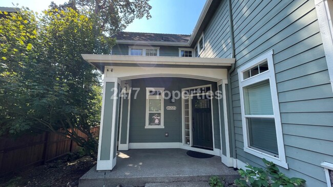 Building Photo - Stunning 4 BD | 2.5 BA Craftsman - Milwaukie