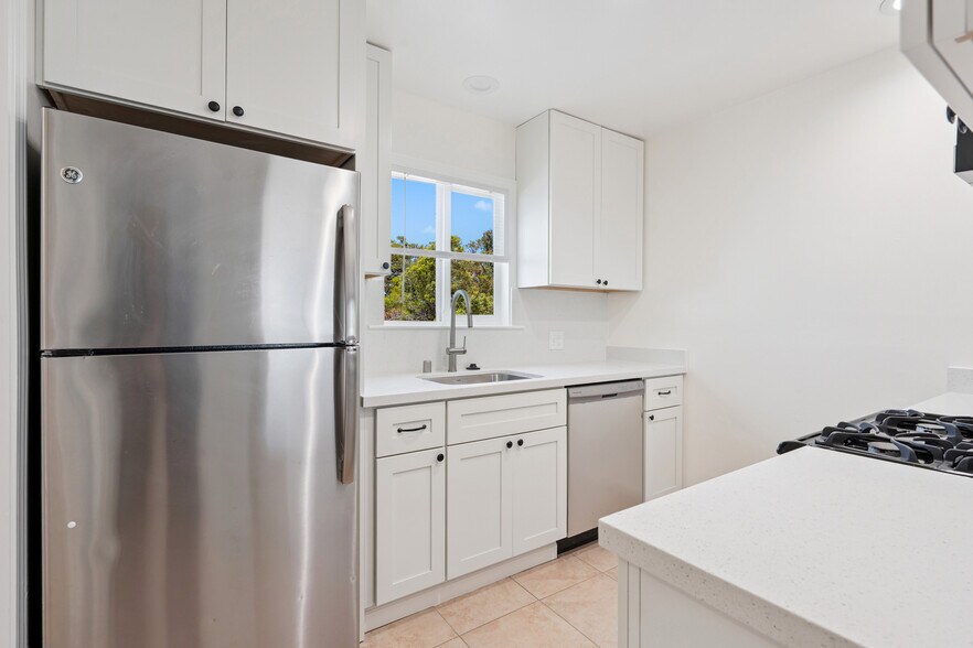 Building Photo - 5541 Highland Ave
