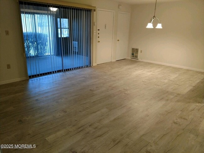 Building Photo - 137 Amberly Dr
