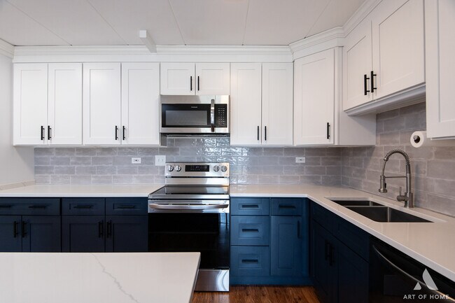 Building Photo - 18 E Old Willow Rd