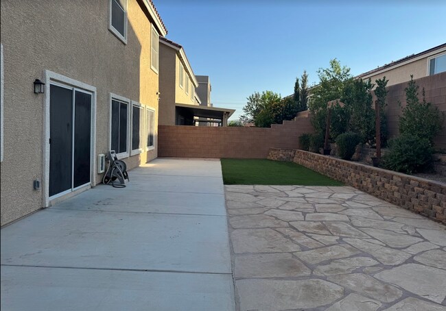 Building Photo - Large Stunning 5 Bedroom Home in the South...
