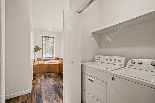 Building Photo - Eagle Crest Townhome Steps to Lakeside Cen...