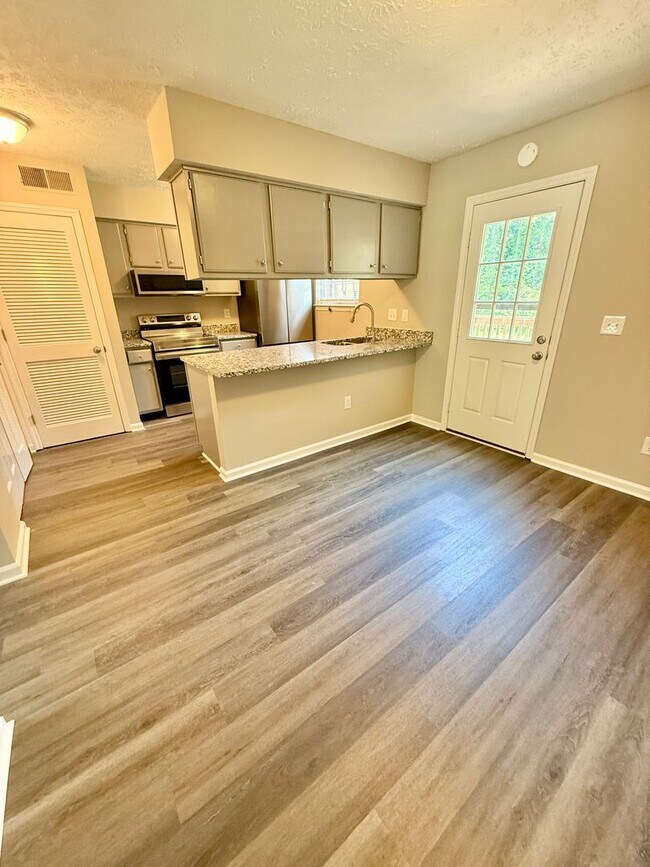 Building Photo - Awesome 2 Bed 1.5 Bath Condo in Hermitage ...