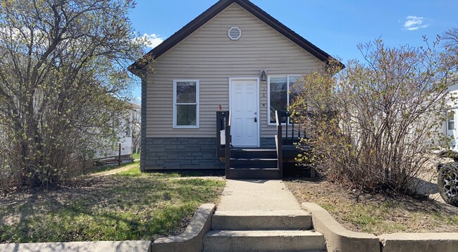 Building Photo - 2 bedroom 1 bathroom, pet friendly house.