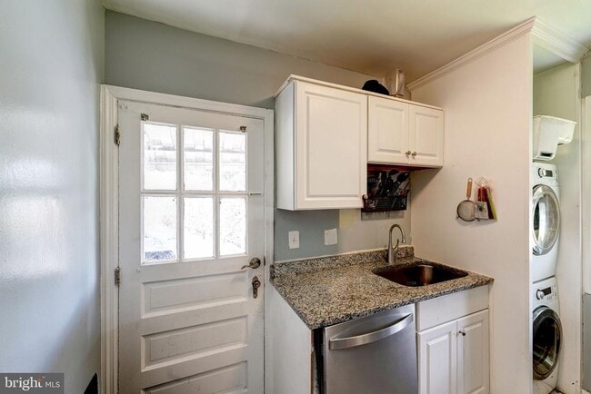 Building Photo - 715 N George Mason Dr