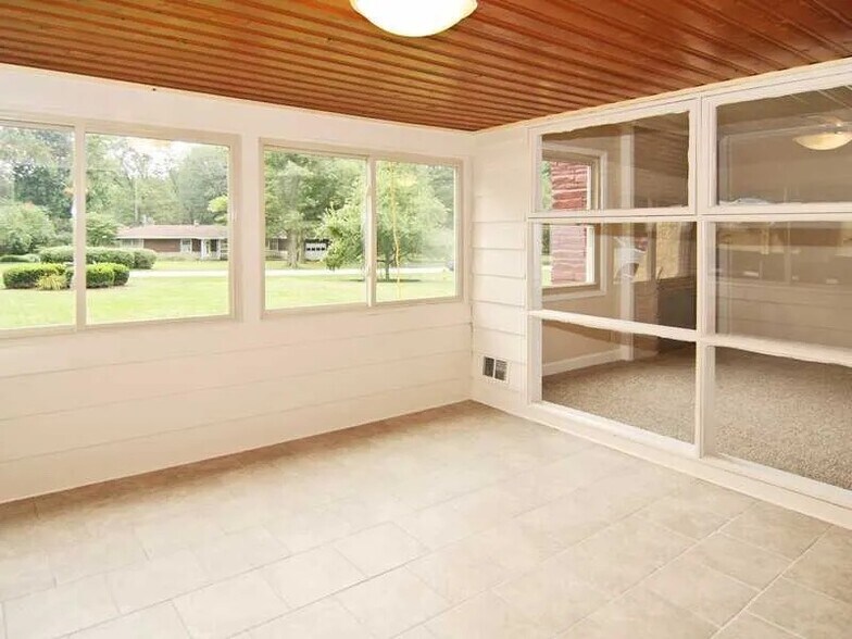 Building Photo - 10118 Holaday Dr