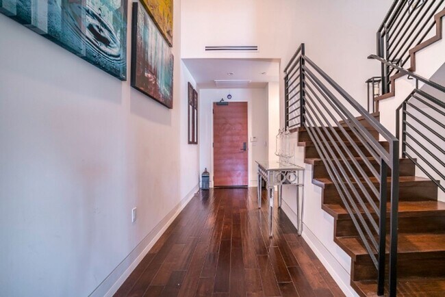 Building Photo - Stunning Multi-Level Penthouse 2 bed - 2.5 bath in Fabulous Beverly Hills Location
