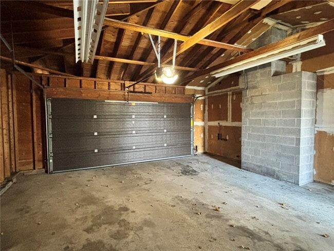 Building Photo - 1289 Creek St