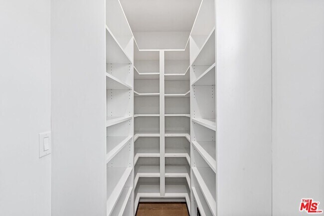 Building Photo - 1216 Greenacre Ave