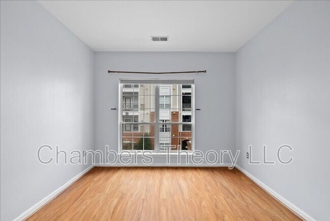 Building Photo - 4852 Eisenhower Ave