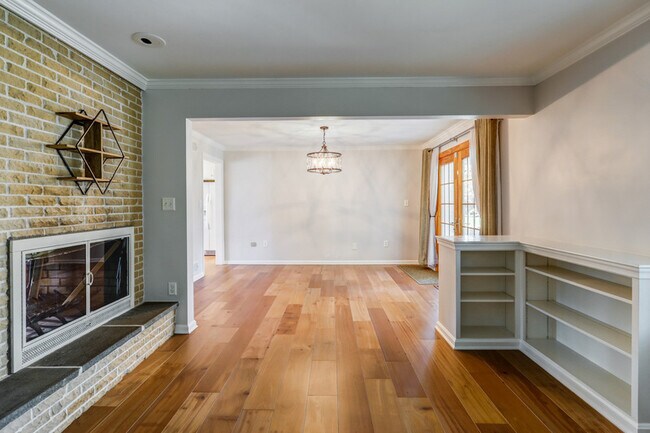 Building Photo - 1827 Larchmont Ln