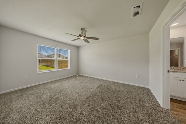Building Photo - Huge 4 bedroom 2 bathroom home in Southwood