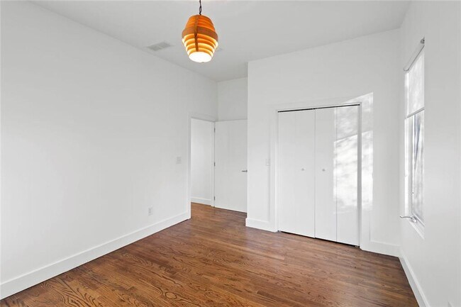 Building Photo - 935 Custer Ave SE