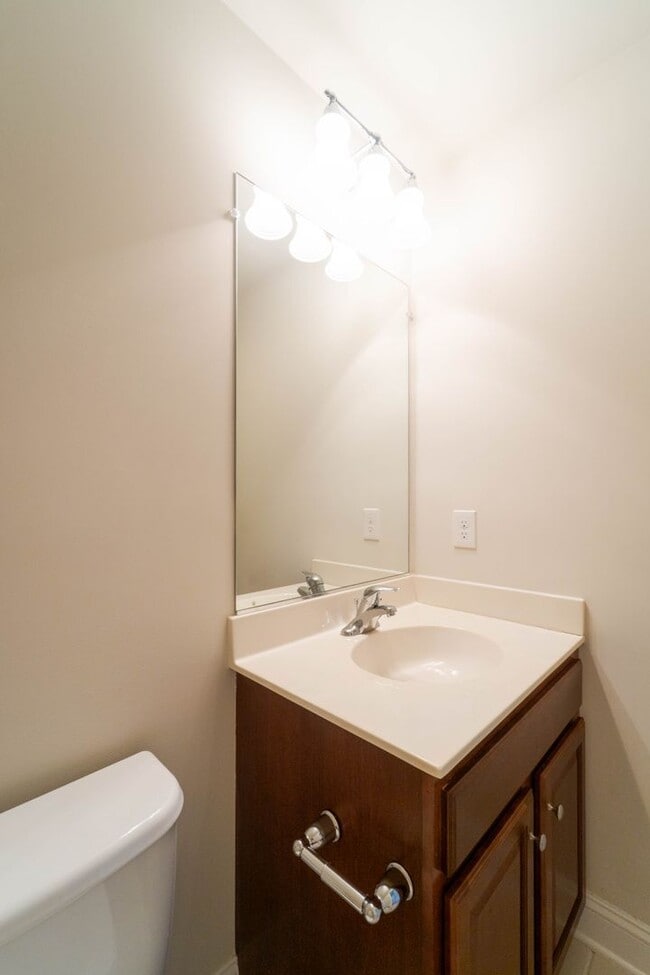 Building Photo - Gorgeous 3 Level Townhome