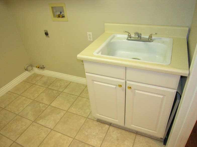 Building Photo - 110 E Ford Ave