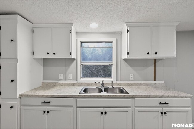 Building Photo - 5431 Pembrooke Dr