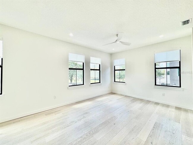 Building Photo - 1302 E Kay St