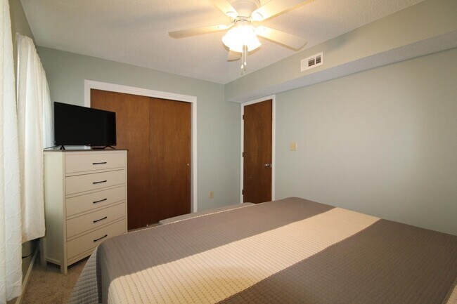 Building Photo - 922 Fairwood Lakes Dr