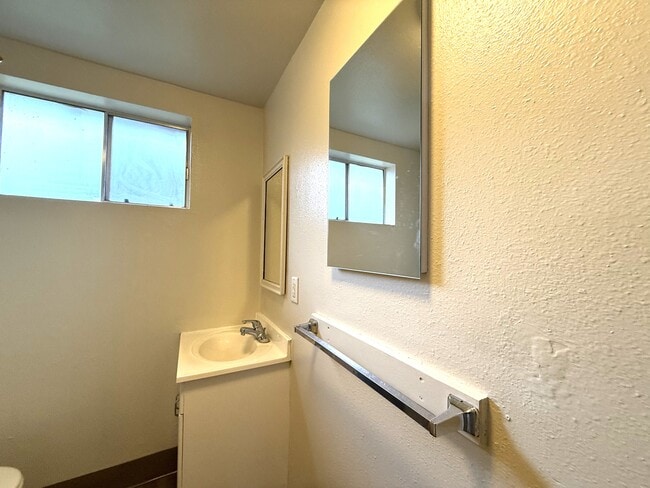 Building Photo - 612 W 2nd Ave