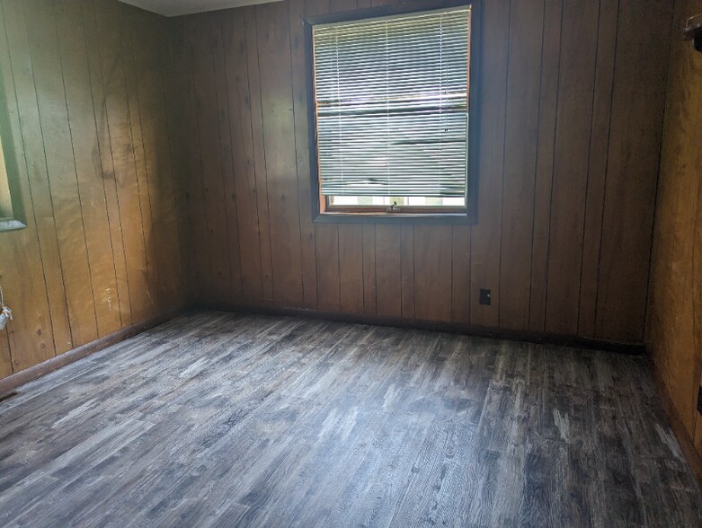 Building Photo - 310 River Ave E