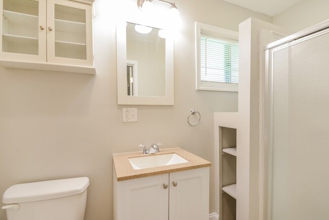 Building Photo - 3 Bedroom in Clarksville!