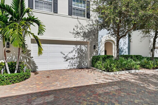 Building Photo - 121 Lily Ln