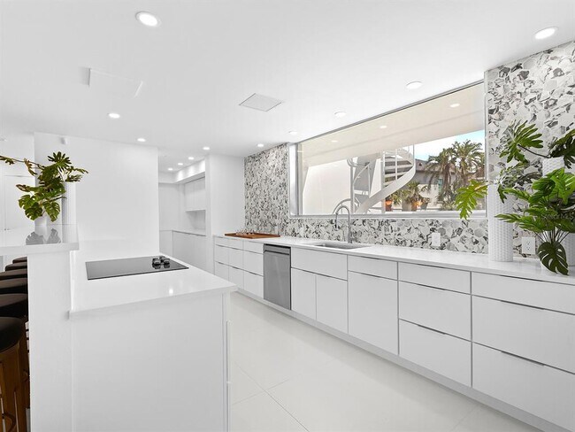 Building Photo - 7647 Sanderling Rd