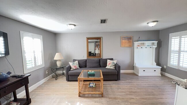 Building Photo - Fully Furnished One Bedroom Long Term Beac...