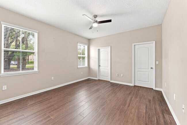 Building Photo - Stunning 3 BR + LOFT / 2.5 BA/ 2-Car-Garage Townhome in GATED community!